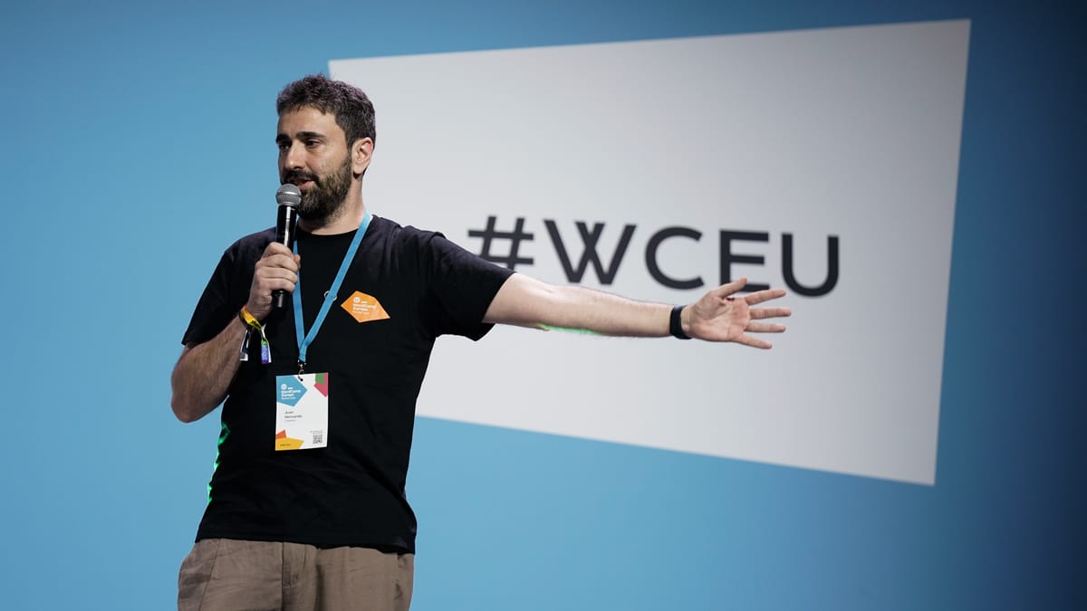 Una foto mía en el escenario de WordCamp Europe 2024 en Torino con el hashtag #WCEU detrás.